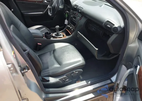 2003 Mercedes-Benz C 240 z USA, uszkodzony, nr VIN WDBRF81J13F404291